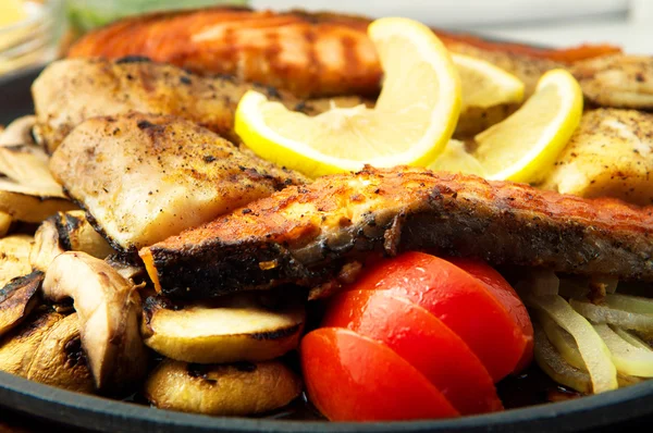 Platos mexicanos mega pescado parrilla —  Fotos de Stock