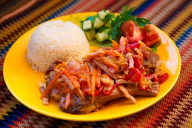 Pişmiş sebze ve pirinç ile tavşan