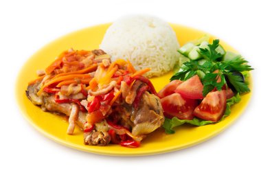 Pişmiş sebze ve pirinç ile tavşan