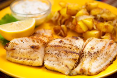 Patates ve limon ve soslu levrek balığı ızgara