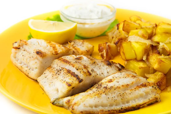 Рибний гриль для окуня з картоплею, лимоном та соусом — стокове фото