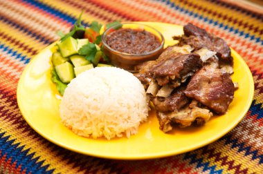 Pirinç ve sos ile kuzu raf