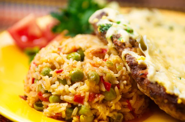 Pirinç ve fasulye ile biftek