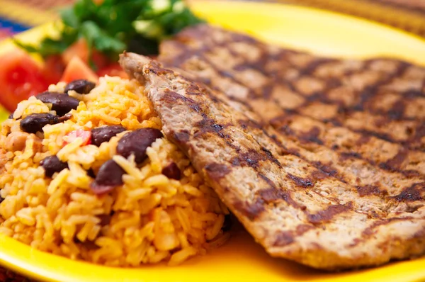 Fasulye ve pirinç ile biftek