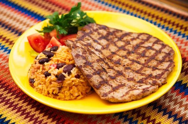 O bife com arroz e feijão — Fotografia de Stock