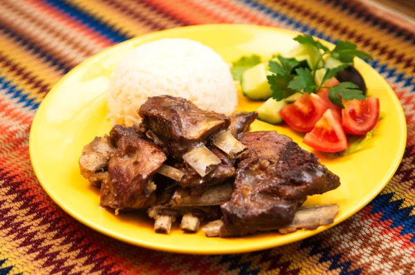 El estante de cordero con arroz y salsa — Foto de Stock