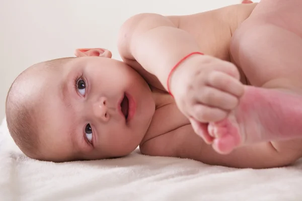 Yan yatan bebek bebek — Stok fotoğraf