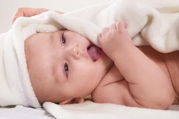 Beyaz havlu üzerinde yalan bebek — Stok fotoğraf