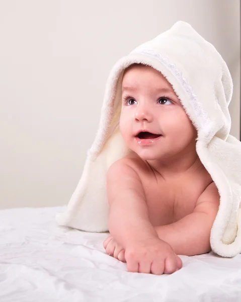 白いタオルの上に横たわる幼児 — ストック写真