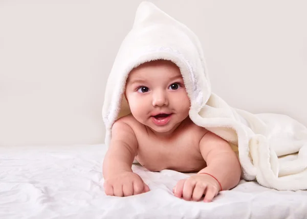 A criança deitada na toalha branca — Fotografia de Stock