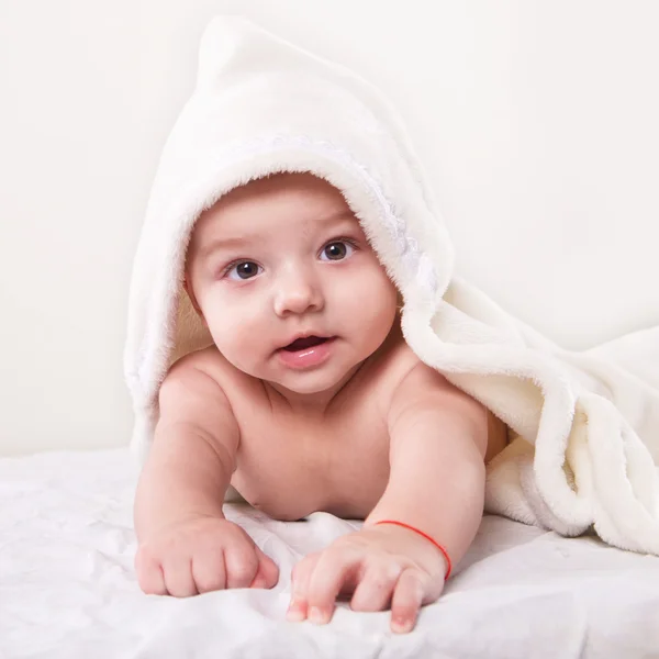 The infant lying on white towel — Stock Photo, Image