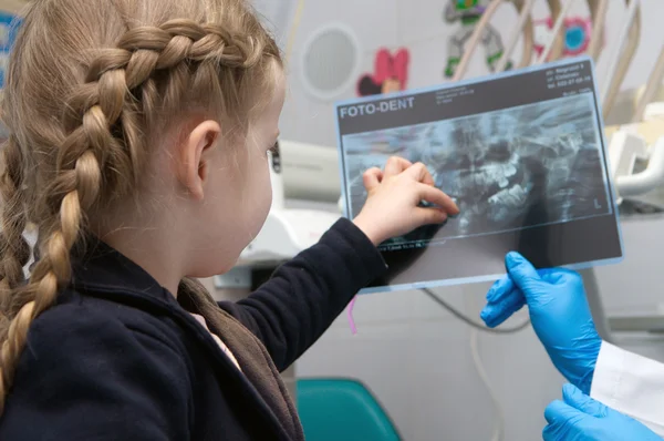 Doktor zobrazeno baby foto dent — Stock fotografie