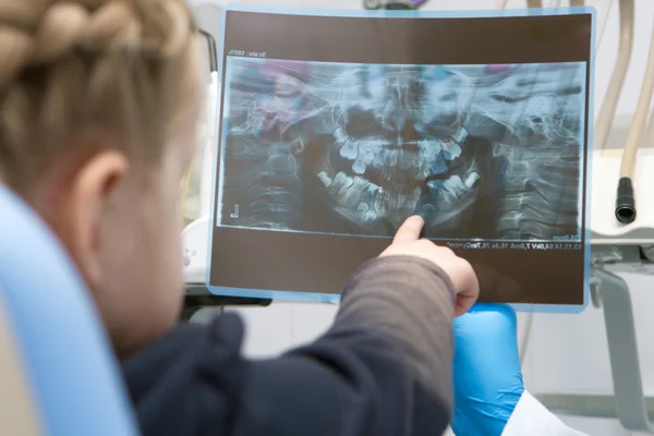 Doktor gösteren bebek foto dent