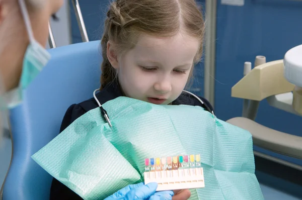Zubní dítě vybírá barevné náplně — Stock fotografie