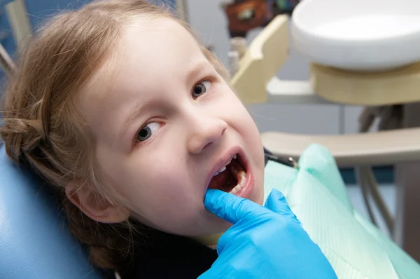 The little girl examined on the dental clinic — Stock Photo, Image