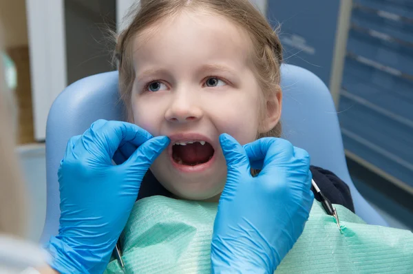 The little girl examined on the dental clinic — Stock Photo, Image