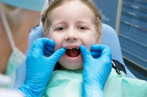 Malá holčička v zubní klinice — Stock fotografie