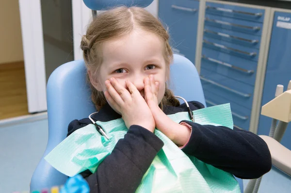 A menina examinada na clínica dentária — Fotografia de Stock