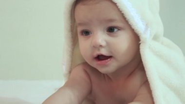 Bebek beyaz battaniye ile örtülü