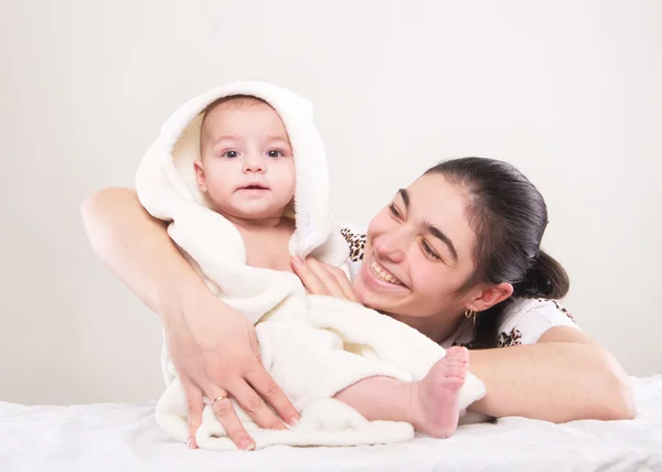 Menino coberto com uma toalha — Fotografia de Stock