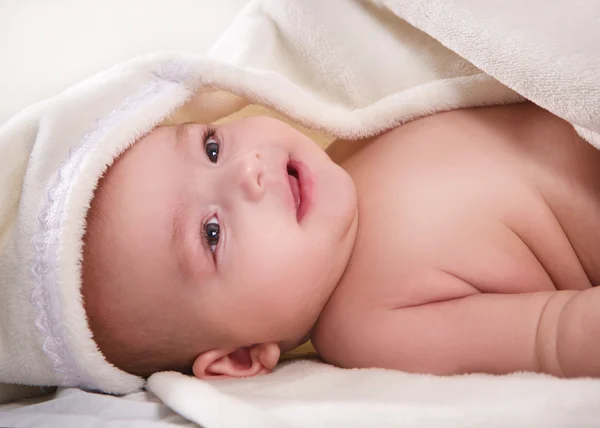 Mały chłopiec z ręcznikiem — Zdjęcie stockowe