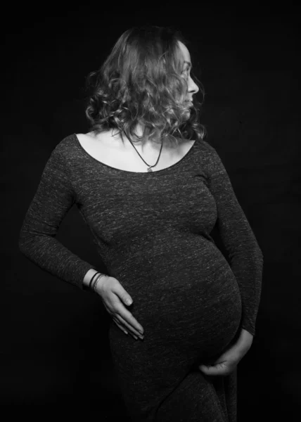 Fotografar uma mulher grávida em um estúdio em diferentes posições — Fotografia de Stock