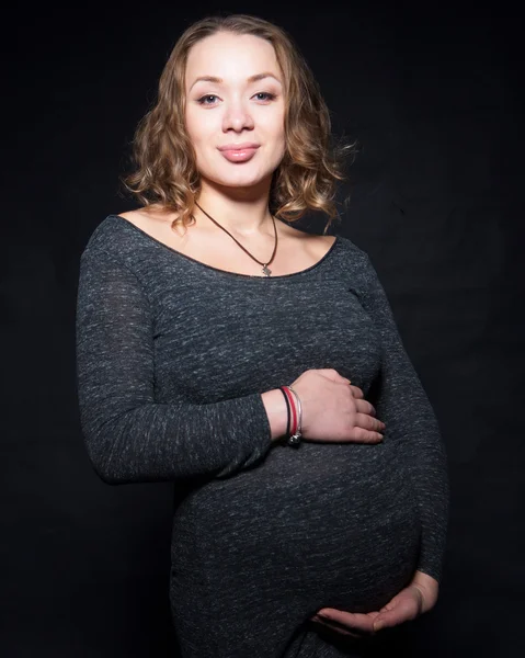 Photographing a pregnant woman in a studio in different positions — Stock Photo, Image