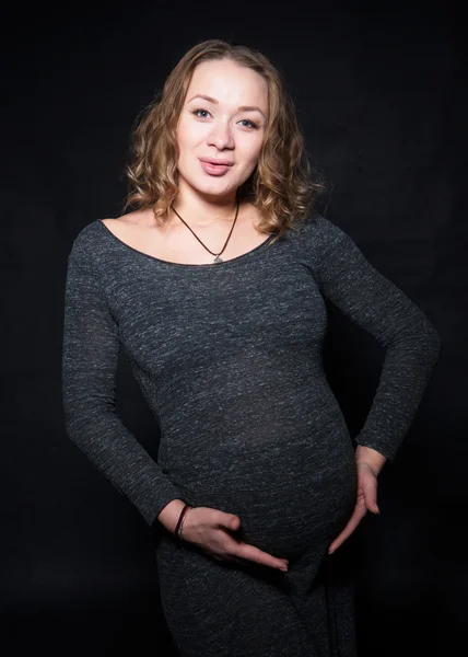 Fotografare una donna incinta in uno studio in diverse posizioni — Foto Stock