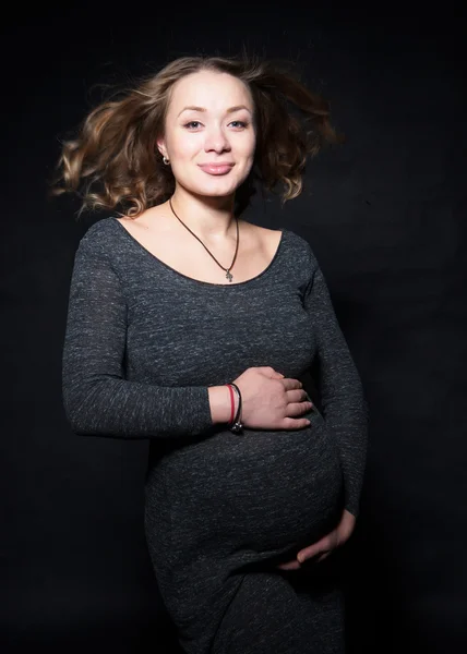 Fotografare una donna incinta in uno studio in diverse posizioni — Foto Stock