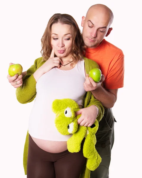 Gravid kvinna med sin man med grönt äpple — Stockfoto