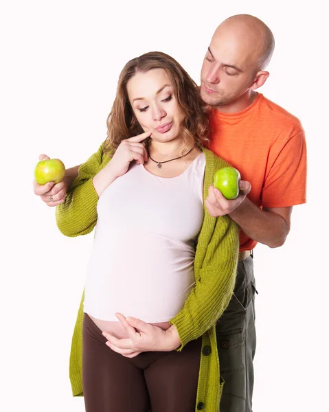 La donna incinta con suo marito con mela verde — Foto Stock