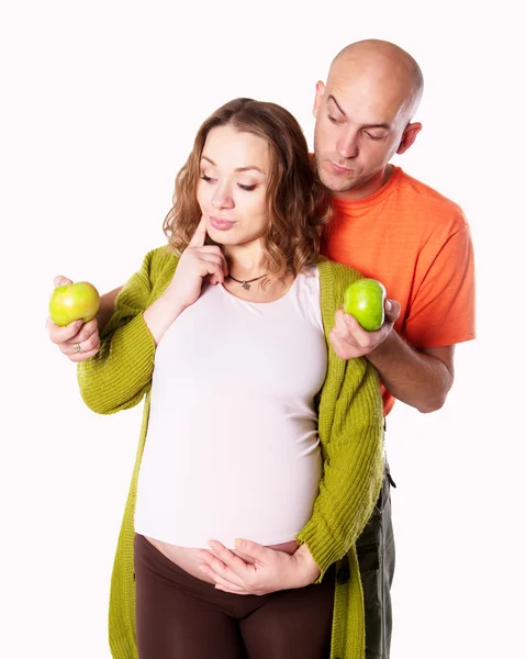 Těhotná žena se svým manželem s zelené jablko — Stock fotografie