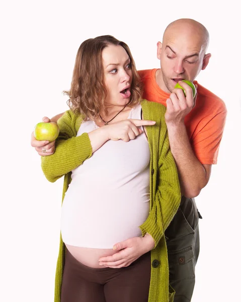 The pregnant woman with her husband with green apple — Stock Photo, Image