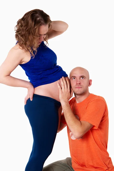 Mąż słyszy w brzuchu żony — Zdjęcie stockowe