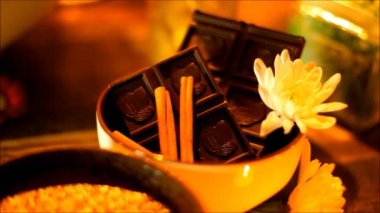 Spa tedavileri mumlar ile spa salonunda aksesuarlar