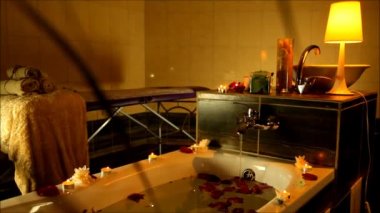 Spa tedavileri mumlar ile spa salonunda aksesuarlar