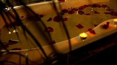 Spa tedavileri mumlar ile spa salonunda aksesuarlar