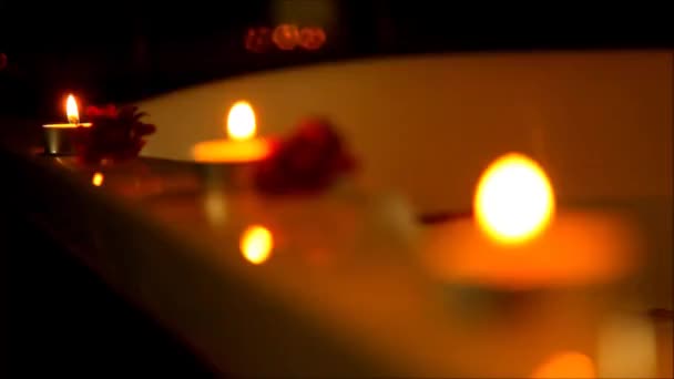 Accesorios de spa para tratamientos en el salón de spa con velas — Vídeo de stock