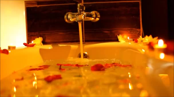 Spa accessories for treatments at the spa salon with candles — Stock Video