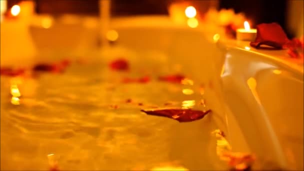 Acessórios de spa para tratamentos no salão de spa com velas — Vídeo de Stock