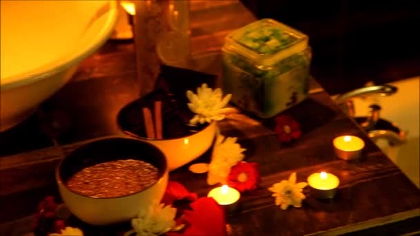 Spa accessories for treatments at the spa salon with candles — Stock Video