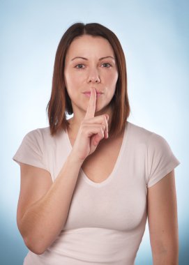 İşaret parmağı aşağı veya yukarı izole kadın