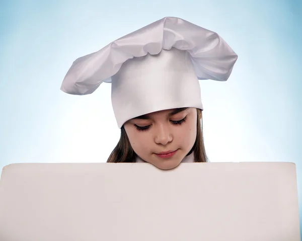 Девушка в шляпе шеф-повара и рекламные щиты изолированы — стоковое фото