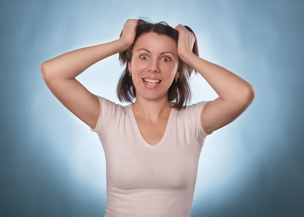 O retrato expressivo da mulher isolada — Fotografia de Stock