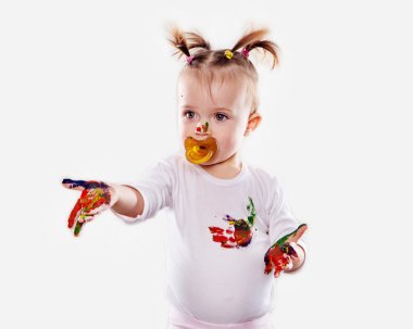 Bir emzik guaş kirli el ve izole forması ile kız bebek