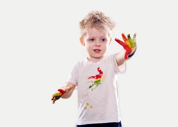 El niño con las manos manchadas gouache y camisa aislada — Foto de Stock