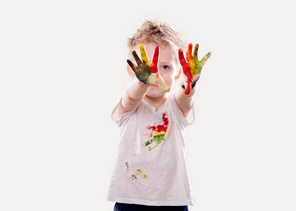 El niño con las manos manchadas gouache y camisa aislada — Foto de Stock