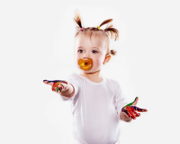 Das kleine Mädchen mit Schnuller in Gouache verschmutzten Händen und Hemd isoliert — Stockfoto