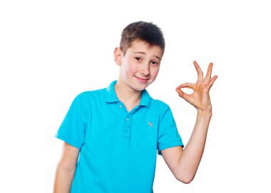 Mavi bir gömlek ile beyaz bir arka plan üzerinde parmak gösteren duyguları ifade gösteren bir çocuk portresi