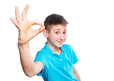 Mavi bir gömlek ile beyaz bir arka plan üzerinde parmak gösteren duyguları ifade gösteren bir çocuk portresi